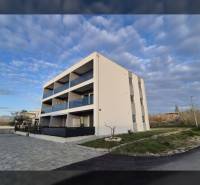 Ferienwohnung in der Straße Zukve in der Stadt Vrsi mit Parkplätzen vor dem Gebäude.