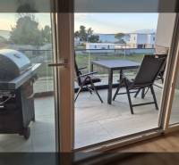 Offene Terrasse mit Grill und Sitzbereich in der Ferienwohnung in Zukve, Vrsi.