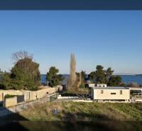 Blick auf die Küste bei einer Ferienwohnung in der Gegend von Vrsi, Straße Zukve, Meer im Hintergrund.