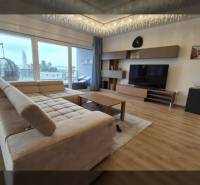 Wohnzimmer in der Ferienwohnung mit Sofa und Holzboden.