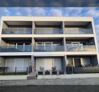 Dreistöckiges Ferienapartment in der Stadt Vrsi, in der Straße Zukve mit Balkonen und verglasten Geländern.