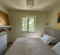 Schlafzimmer in einem Einfamilienhaus mit Kunst an den Wänden und einer Hängelampe.