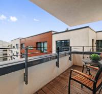 Balkon einer 2-Zimmer-Wohnung in Bratislava - Altstadt mit Holzelementen und Aussicht.