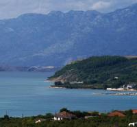 Blick von Ljubač auf das Meer und die Berge, geeignet für Grundstücke - Wohnen.