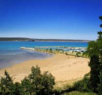 Sandstrand in der Nähe von Wohngebieten in der Küstenregion Ljubač in Ljubač.