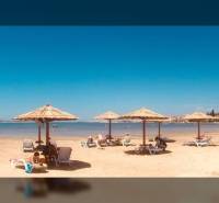 Strand mit Liegestühlen und Sonnenschirmen am Meer in der Stadt Ljubač zum Wohnen.