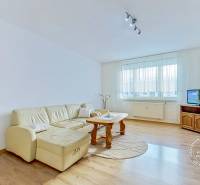 Helles Wohnzimmer mit Holzdekorboden in einer 3-Zimmer-Wohnung.