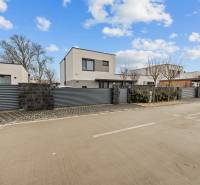 Neubauten mit Garage in der Topoľová-Straße in Rovinka, umgeben von einem modernen Zaun.