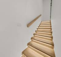Treppe mit Holzboden und Beleuchtung in einer 4-Zimmer-Wohnung.