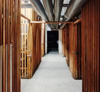 Kellerraum mit Holzwänden und Rohrleitungen in einer 3-Zimmer-Wohnung.