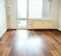 Boden mit Holzdekor und Kronleuchter in einer 3-Zimmer-Wohnung.