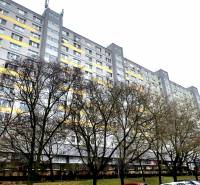 Blick auf das Plattenbaugebäude in der Znievska-Straße in Bratislava - Petržalka.