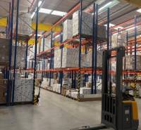 In Lagern und Hallen sehen wir hohe Regale mit Paletten und einen Gabelstapler.