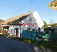 Gewerberäume in Vígľašská Huta-Kalinka mit Satteldach und befestigter Straße.