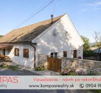 Ein Haus an der Straße mit einer Holzterrasse und Blumen im Dorf Vígľašská Huta-Kalinka.