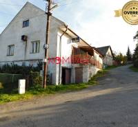 Gewerberäume in der Gemeinde Vígľašská Huta-Kalinka an der Straße, älteres zweistöckiges Haus.