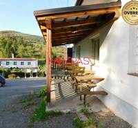 Holzterrasse der Geschäftsräume in Vígľašská Huta-Kalinka, Parkplatz, umliegende Natur.