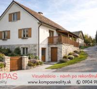 Steinhaus mit Holzläden in Geschäftsräumen in Vígľašská Huta-Kalinka.