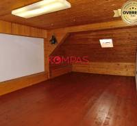 Dachbodenraum mit Holzdekor in Geschäftsräumen, mit kleinem Dachfenster.