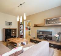 Pozrite si PRÍJEMNÝ 2i byt so ZARIADENÍM, LODŽIOU a KLIMATIZÁCIOU