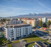Ein Gebäude in Poprad mit Blick auf die Tatra, geeignet für eine 2-Zimmer-Wohnung.
