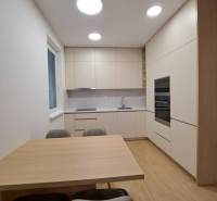 Küche in einer 2-Zimmer-Wohnung mit Holzboden und einfacher Einrichtung.