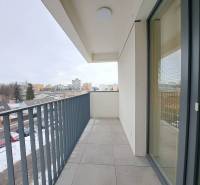 Balkon in Poprad aus einer 2-Zimmer-Wohnung mit Blick auf die umliegenden Gebäude.