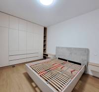 Schlafzimmer in einer 2-Zimmer-Wohnung mit Holzboden und Einbauschrank.