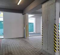 Parkplatz mit Betonpfeilern und Beleuchtung in Poprad.