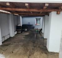 Überdachter Unterstand bei einem Einfamilienhaus in Tornyosnéméti mit Betonboden.