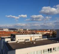 Blick auf die Dächer der Gebäude und den Himmel von den Büros in Letná, Košice - Stadtteil Sever.