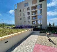 Wohnkomplex in der Zdenky Schelingovej Straße in Bratislava, Devínska Nová Ves, mit Grünflächen und Spielplatz.