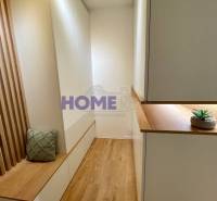 Gemütliches Interieur einer 3-Zimmer-Wohnung mit Holzboden und Einbaumöbeln.