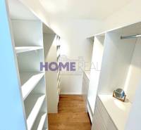 Ein Kleiderschrank in einer 3-Zimmer-Wohnung mit Stauraum und einem Boden in Holzoptik.