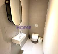 Badezimmer in einer 3-Zimmer-Wohnung mit Spiegel, Waschbecken und hängender Toilette.