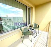 Balkon mit Aussicht, Sitzgelegenheit und dekorativem Tisch in einer 3-Zimmer-Wohnung.