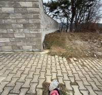 Mauerzaun und Betonpflaster auf Wohnbaugrundstücken in Veľká Bytča.