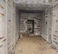 Verlassener Betonraum mit Fenster, Grundstücke - Wohnen, Veľká Bytča, Bytča.