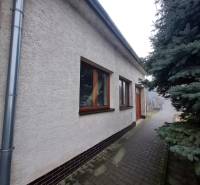 Ein Einfamilienhaus am Platz des 1. Mai in Chtelnica mit gestaltetem Außenbereich und einem Baum.