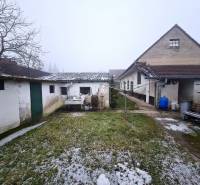Einfamilienhaus am Platz des 1. Mai in Chtelnica mit Hof und Anbauten.