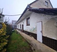 Einfamilienhaus am 1. Mai Platz in Chtelnica mit einem Rasenhof und Gartenpflanzen.