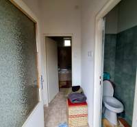 Badezimmer und Toilette mit Fliesen im Einfamilienhaus, mit einem Aufbewahrungskorb.