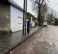 Einfamilienhaus in der Komenského-Straße in Šurany, an der Straße mit einem Strommast und Bäumen.