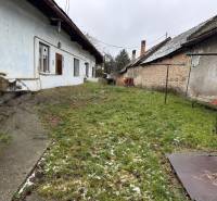 Ein Einfamilienhaus mit Garten in der Komenského-Straße in Šurany, neben den ursprünglichen Gebäuden.