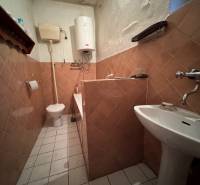 Badezimmer in einem Einfamilienhaus mit Gasheizung und Keramikfliesen.