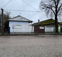 Ein Einfamilienhaus in der Komenského-Straße in Šurany, mit weißer Fassade und Ziegeldach.