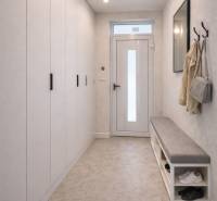 Flur in einem Einfamilienhaus mit Garderobe, Bank und Einbauschrank.