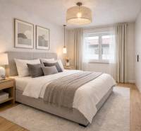 Helles Schlafzimmer mit großem Bett, Nachttischen und Holzdekor-Boden in einem Einfamilienhaus.