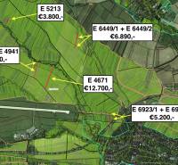Luftaufnahme von landwirtschaftlichen und forstwirtschaftlichen Flächen in der Umgebung der Stadt Poprad mit Grundstückspreisen.