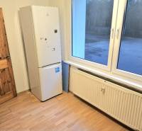 Küchenzeile in einer 3-Zimmer-Wohnung mit Gerät und Boden in Holzoptik.